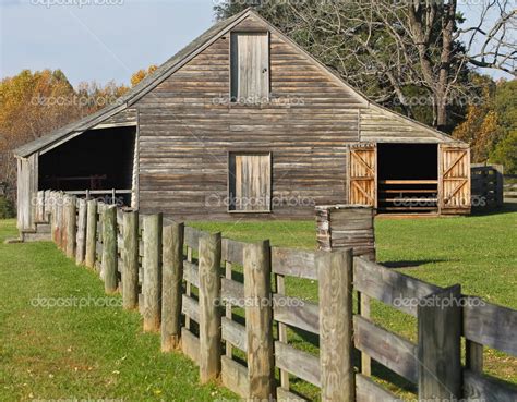 Picturesque Barn And Fence In Rural Virginia — Stock Photo © Mtdozier23