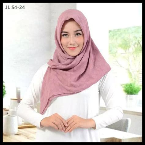 Dipercantik dengan outer yang terbuat dari kain linen rubiah membuat kamu terlihat makin stylish. Model Gamis Linen Rubiah Bulu Angsa - Warna Hijab Ruby ...