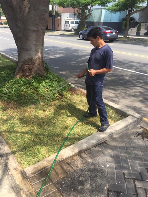 Las imagenes fueron publicadas en las redes sociales y se aprecia como el caudal de agua se lleva todo a su paso y los vecinos deben resguardarse. Post: Denuncian mal uso del agua en edificio de San Isidro