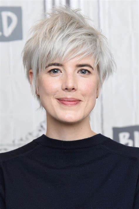 Il s'affiche généralement bien lisse et sans frange, mais on peut bien entendu l'adapter à sa nature de. Carre Court Coupe Tres Courte Femme 2020 Tendance - LES VENTES DE MELANIE