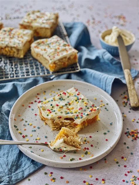 Bunte streusel, bunter kuchen, confetti cake, funfetti, geburtstagskuchen, konfetti bleibt nach dem backen bei der stäbchenprobe kein teig mehr hängen, ist er der kuchen fertig und. Konfetti Kuchen - Funfetti Cake für jede Party - Fashion ...