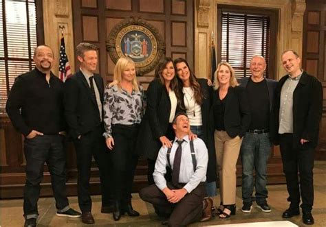 Svu Season 19 Cast And Crew Photo Law And Order Law And Order Svu