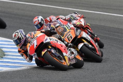 Marquez fractured the humerus (upper arm) when he highsided during the latter laps of the opening motogp race of the season at jerez and was hit by his own repsol honda. Injured Marquez takes wonderful second place with Aoyama ...