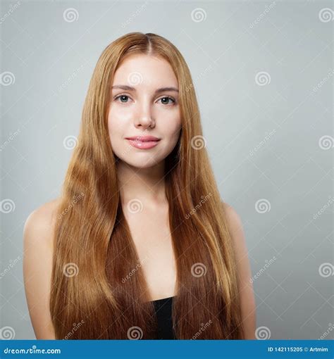 Jolie Femme Avec Le Long Portrait Naturel De Cheveux Droits De