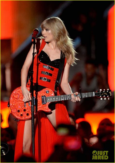 Taylor Swift Cmt Music Awards Performance 2013 Video Photo 2885267