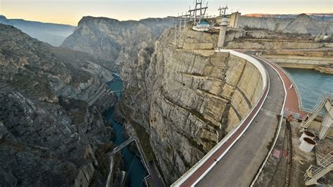 The largest dam lies in the foothills of the sierra nevada, and at 770 feet (230 m) tall, is the tallest dam in the united states. 25 Tallest Dams In The World - YouTube