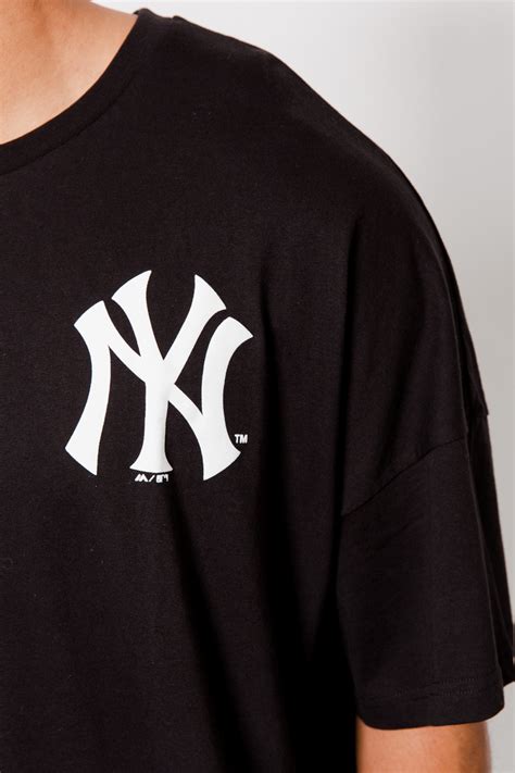 New York Yankees Majestic Carn Oversized T Shirt Mens Blackwhite
