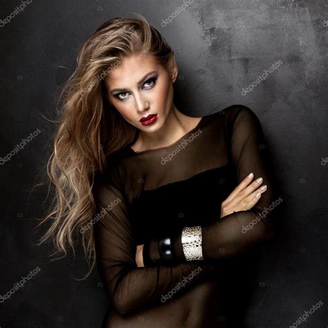 seksikäs nuori tyttö poseeraa musta alusvaatteet — valokuva © neonshot 84239480