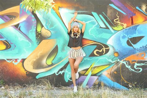 Blonde Cara Mell Graffiti Headsets Sneakers 4k Wallpaper Hdwallpaper Desktop Original