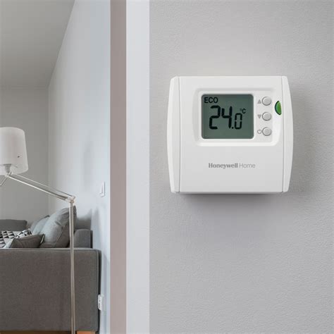 Pull out the faceplate to open the battery compartment. Honeywell Home DT2 Digital Room Thermostat