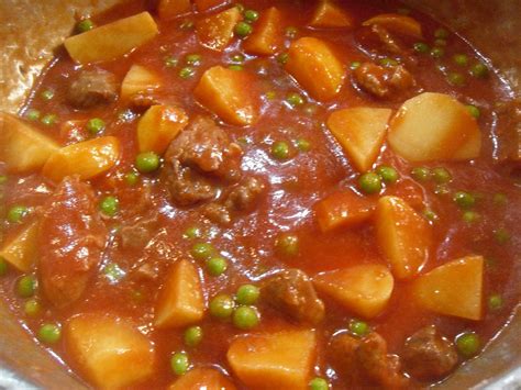 Lo spezzatino con le patate, una ricetta tipica del nord italia, rivisitata da ale e spiegata passo passo per rendere facile il compito di chi la vorrà preparare. SPEZZATINO CON PATATE E PISELLI AL SUGO - ricetta di carne