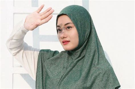 Umur 24 tahun) adalah seorang pemeran indonesia. Menornya Kebangetan, Makeup Dinda Hauw Saat Hadiri Nikahan ...