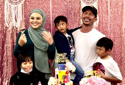 Dalam pada itu, shuib, 36 tahun, turut memohon agar peminat dan orang ramai mendoakan kesembuhan buat isteri tercintanya. Siti Sarah Dapat Hadiah Jam Tangan Rolex Daripada Suami