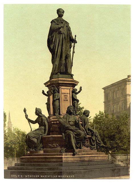 München Statue Von König Maximilian Ii