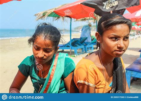 Deux Jeunes Belles Filles Indiennes Dans Le Sari Vendent Des Souvenirs Sur La Plage De Vagator