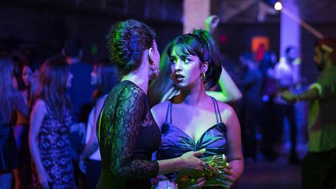 The show features costumed celebrities competing against each other. SKÖNHETEN OCH ODJUREN INVIGER ARAB FILM FESTIVAL I ...