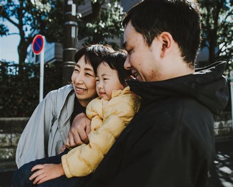 Familia Japonesa Feliz Pasar Tiempo Al Aire Libre Foto Premium