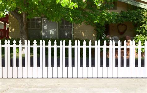 Diy fence designer lets you design with over 20 different styles of fence, including their matching gate styles. 13 Creative Do-it-Yourself Garden Fencing Ideas - OLT