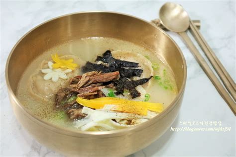 This starchy and soothing bowl of soup is not only a new year's tradition but is a classic comfort food. 명절에 맛있는 소고기 떡국 끓이는 법