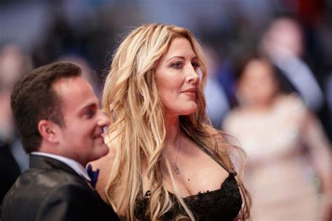 Input gangguan layanan oleh petugas lapangan. PHOTOS - Cannes 2018 : Loana fait sensation sur le tapis ...
