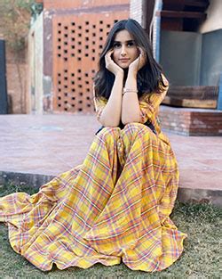 Alishbah Anjum Formal Wear Colour Combination Instagram Photoshoot