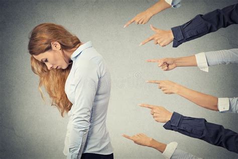 Conceito Da Pessoa Culpada Da Mulher De Negócios Da Acusação Foto De Stock Imagem De Menina