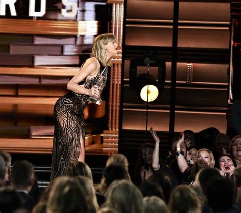 Taylor Swift Returns To The Cma Awards To Present Entertainer Of The Year Taylor Swift Returns