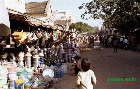 Công an tỉnh quảng ngãi đang khám nghiệm hiện trường bên trong ngôi nhà này và có rất nhiều người dân đứng bên ngoài theo dõi về sự việc. Du lịch, GO!: Chợ ở Quảng Ngãi thời xưa