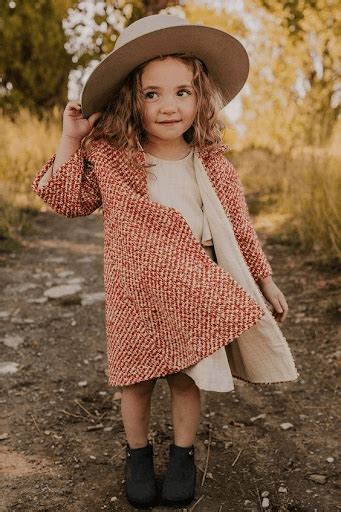 Kid's boots in pretty colors like yellow, red, green, and other colors look very nice. Kids fashion: les tendances de l'hiver 2020