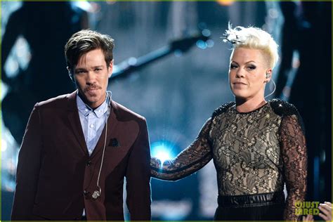Pink Performs Just Give Me A Reason At Grammys Video Photo