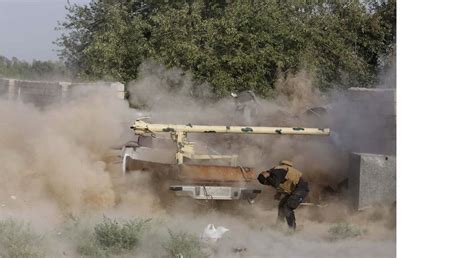 مقتل 30 جنديا عراقيا في 3 تفجيرات انتحارية نفذها عناصر داعش على موقع للجيش cnn arabic