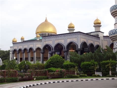 Bandar Seri Begawan; a tiny wealthy country, oil ...