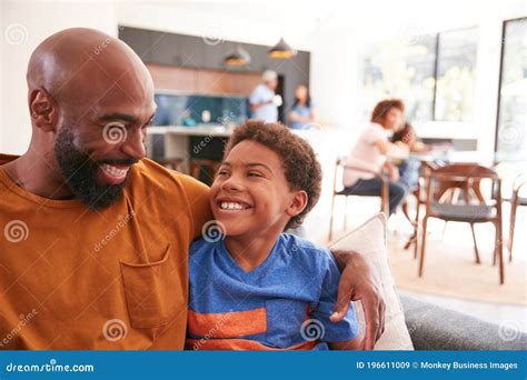 père et fils aimants afro américaine assis sur le sofa à la maison image stock image du père