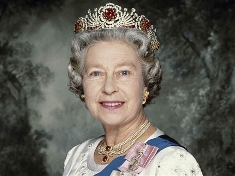 A grande rainha deu o ar da graça no alojamento da cásper no juca 2006 / registro. Tiara de Rubi da Rainha Elizabeth II e Seu Simbolismo | Waufen