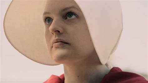 Review Season 1 Of The Handmaids Tale Old Aint Dead