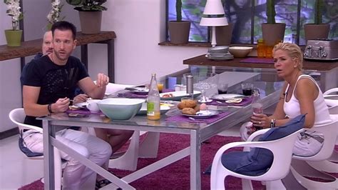 Es gibt nichts mehr zu. Promi Big Brother 2014, Tag 13: Im Bett mit Alex Rietz ...