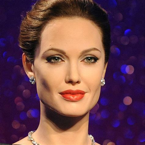 12 Celebrity Wax Figures Vs The Real Thing Celebrities Wax Museum Madame Tussauds