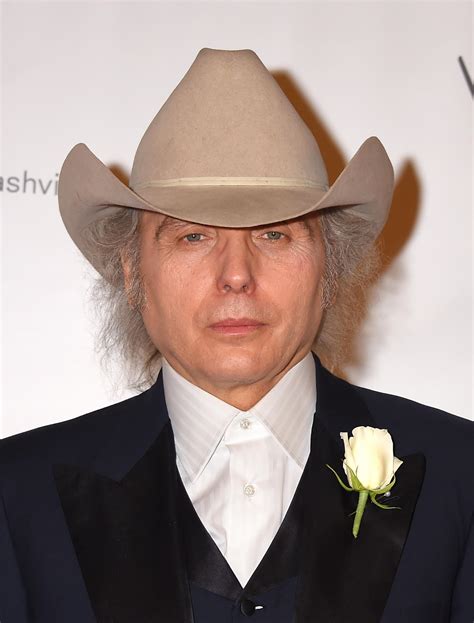 Dwight Yoakam Larry Gatlin Marcus Hummon And More Get Inducted Into