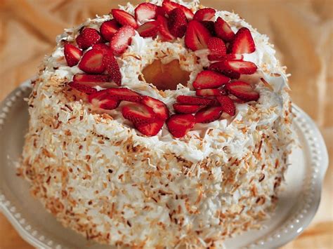It's pristine white on the inside with a chewy light brown crumb around the exterior. Traditional Angel Food Cake | Cookstr.com