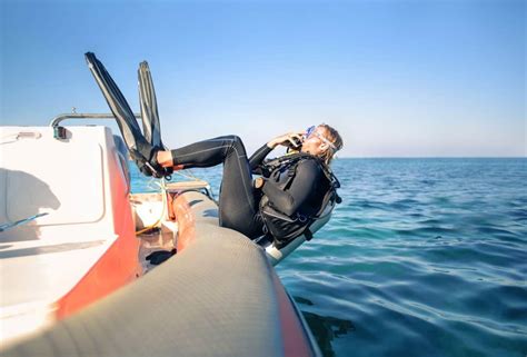 Why Do Scuba Divers Dive Backwards Time To Dive