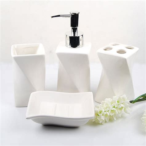 Elegant White Ceramic Bathroom Accessory 4piece Set Contemporain