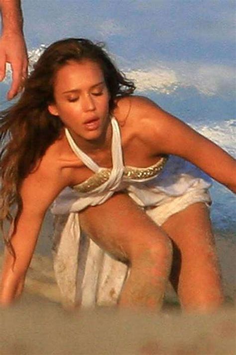 Jessica Alba Exposing Her Fucking Sexy Body And Hot Ass In Bikini Porn