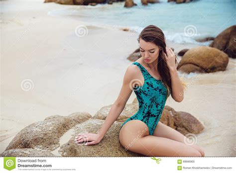 Bella Giovane Donna Castana In Bikini Blu Che Posa Sulla Spiaggia Sul