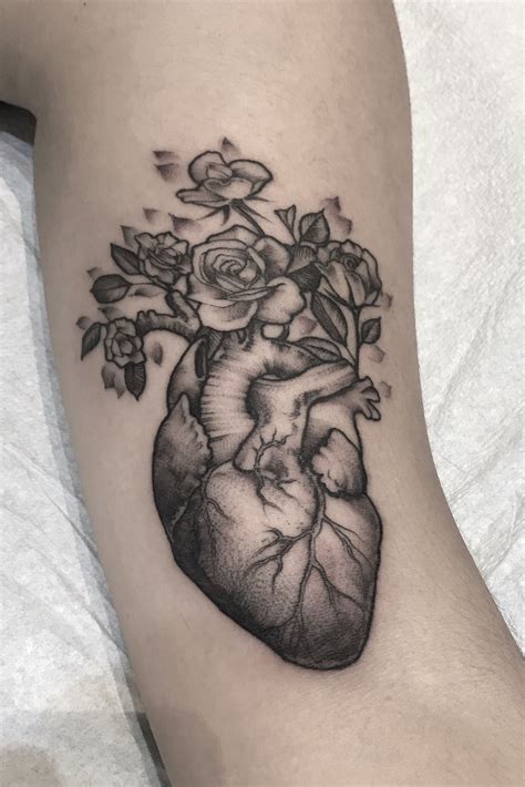 Anatomical Heart And Roses Always A Treat Human Heart Tattoo Thigh