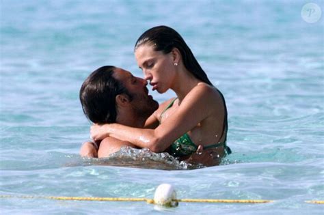 Photo Claudia Galanti et Arnaud Mimran s embrassent passionément sur