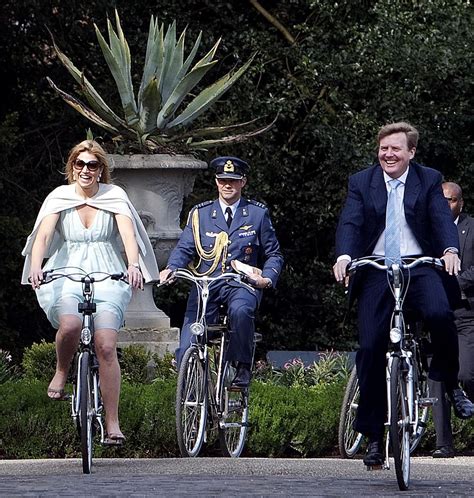 koning en koningin van nederland op de fiets royal house cycling bicycle punk famous dutch