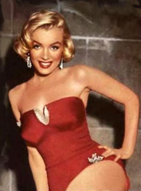 Curious Funny Photos Pictures Retro Marilyn Monroe In Swimsuit