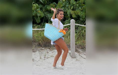 Jessie James Decker Flaunts Bikini Bod On Miami Beach My Xxx Hot Girl