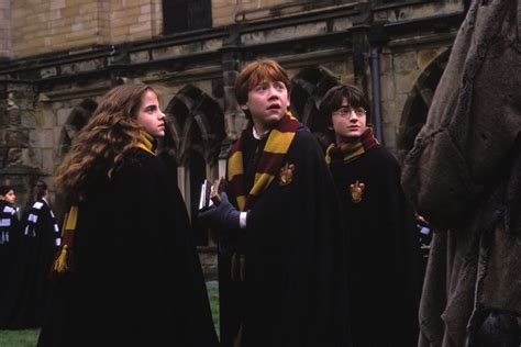 Harry potter, en vacances chez sa tante petunia et son oncle vernon, se languit de retourner à poudlard, l'école des sorciers. Fonds d'écran Harry Potter Et La Chambre Des Secrets