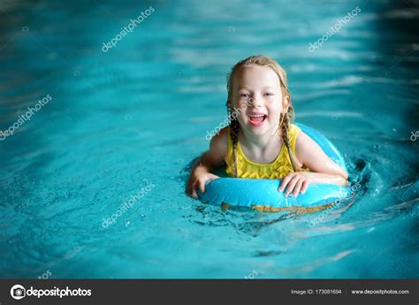 Маленькая девочка плавает с надувным кольцом стоковое фото ©mnstudio